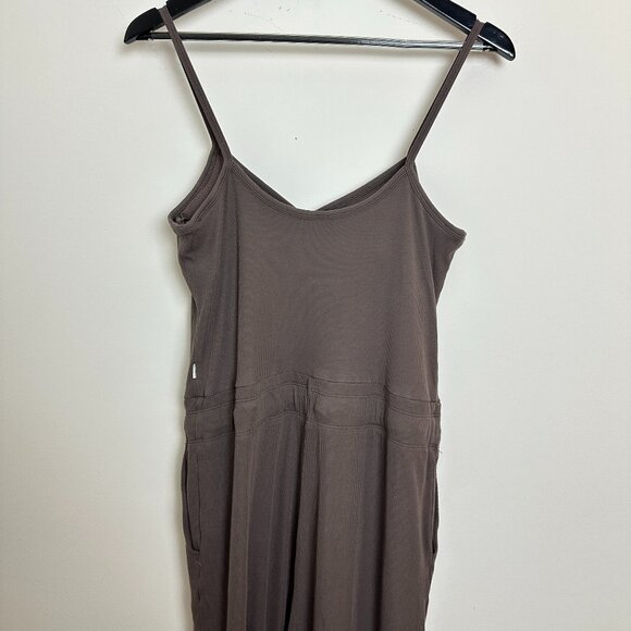 VUORI Pose Henley Jumpsuit in Chocolate Size Large - Picture 7 of 10